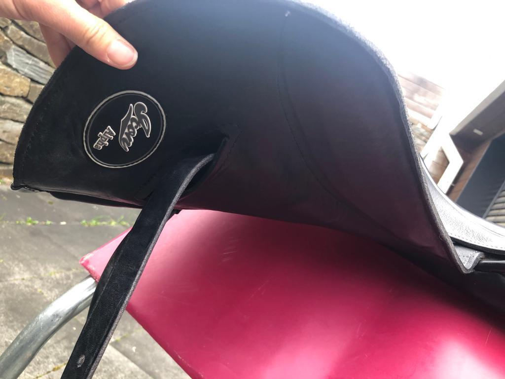 Custom Icon Alpha 18" Schwarz Dressursattel - Pferdesattel Shop