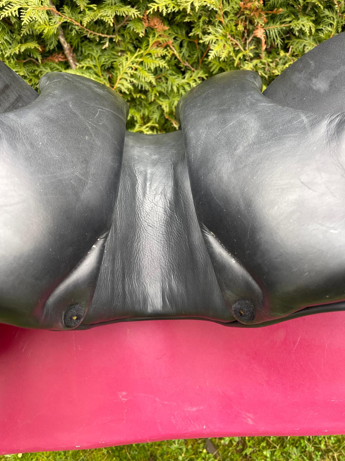 Equiline Contest Dressursattel 17" schwarz, Pferdesattel Shop