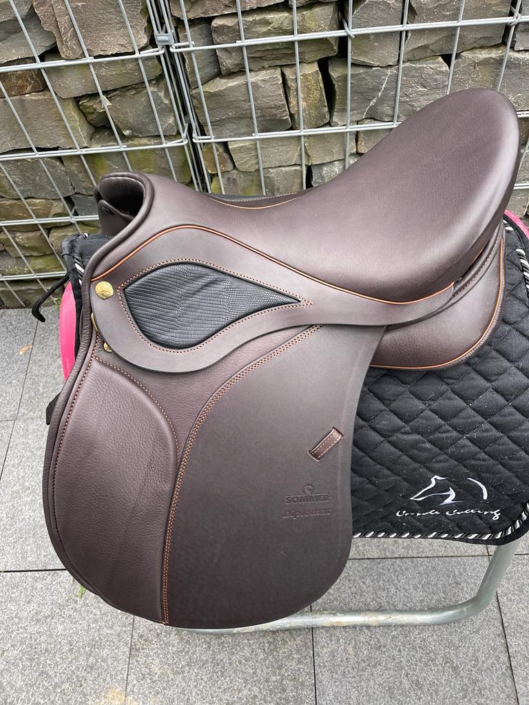 fahrradsattel cognac Sommer Diplomat VS 17,5" Mocca Keder/Nähte Cognac Vielseitigkeitssatte –  Pferdesattel Shop