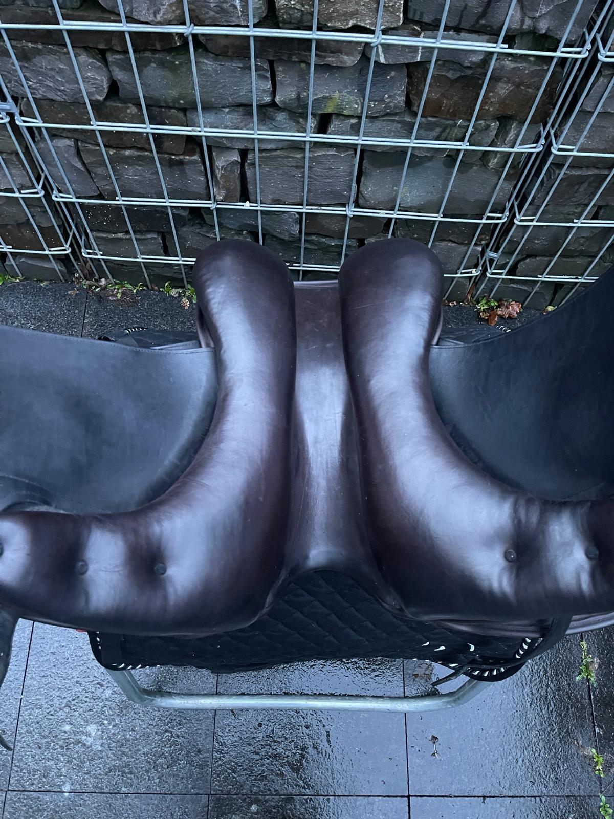 Erreplus Adelinde 17“ Dunkelbraun Dressursattel - Pferdesattel Shop