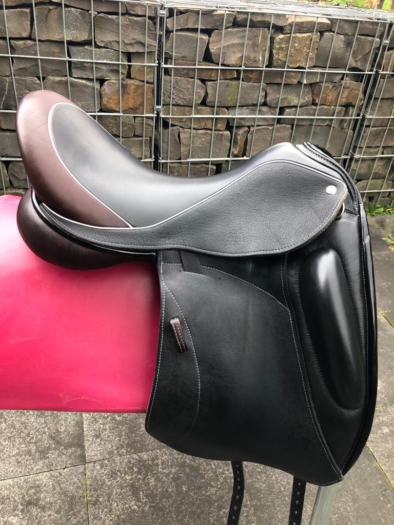 Custom Icon Alpha 18" Schwarz Dressursattel