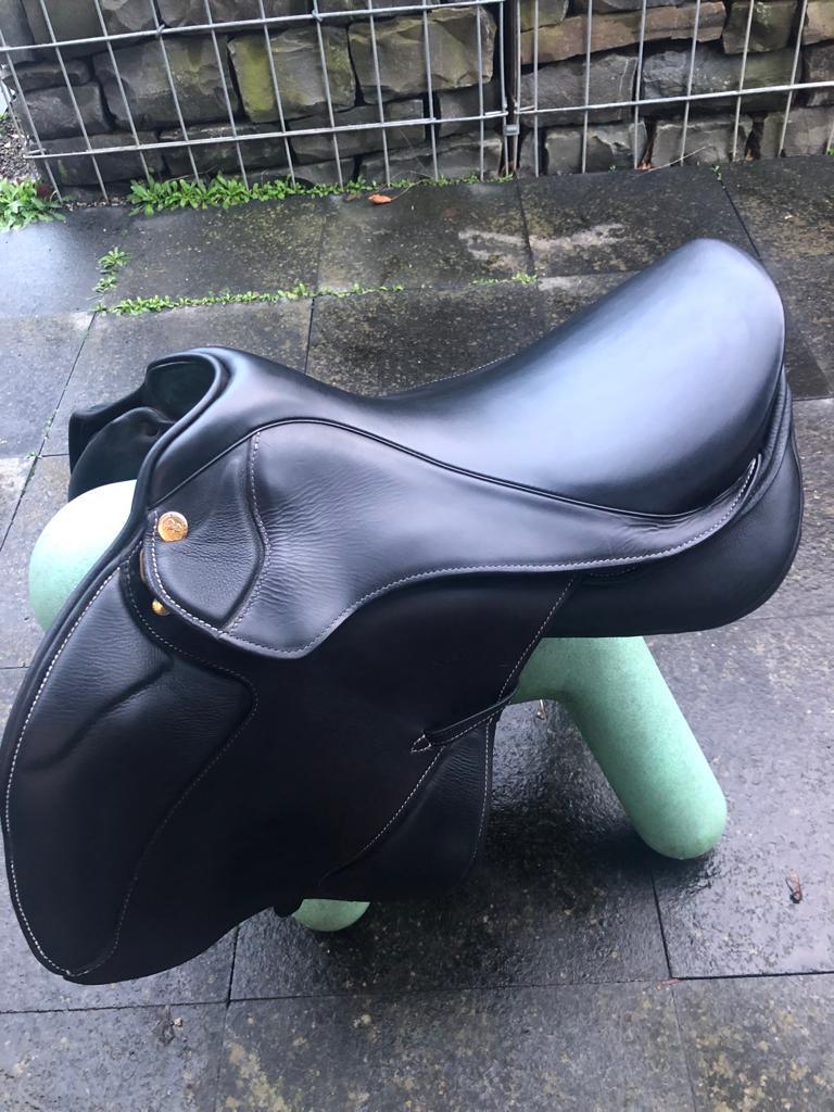 Sommer Aventus 17,5" Schwarzer Springsattel