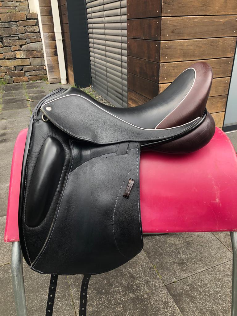 Custom Icon Alpha 18" Schwarz Dressursattel