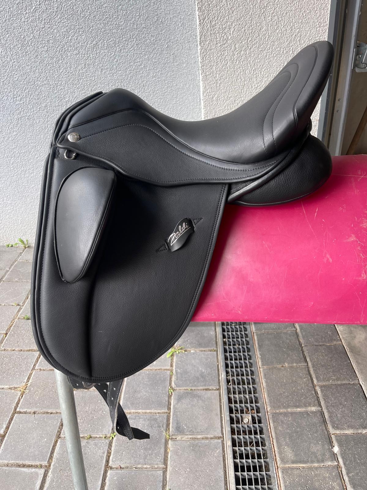 Zaldi Drim 17" schwarz Dressursattel, Pferdesattel Shop