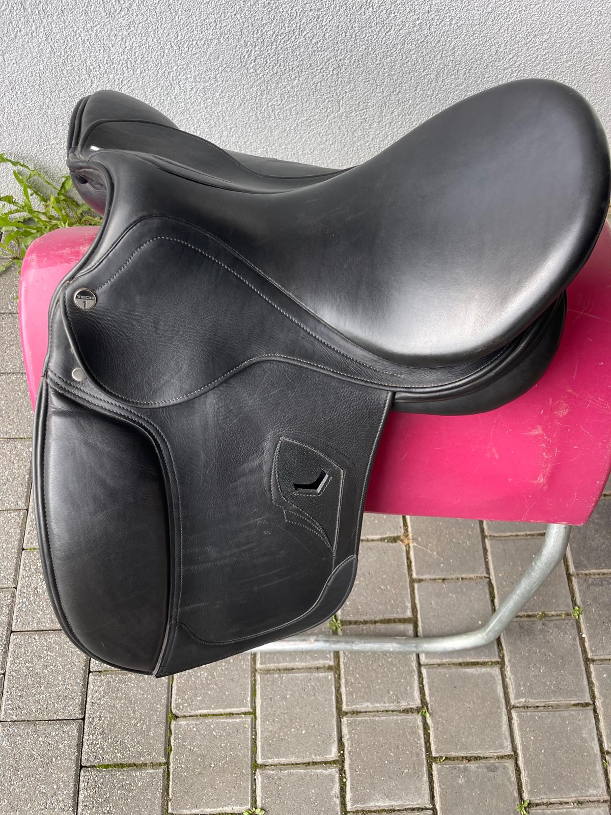 Tech 1 Dressursattel schwarz 17, Pferdesattel Shop