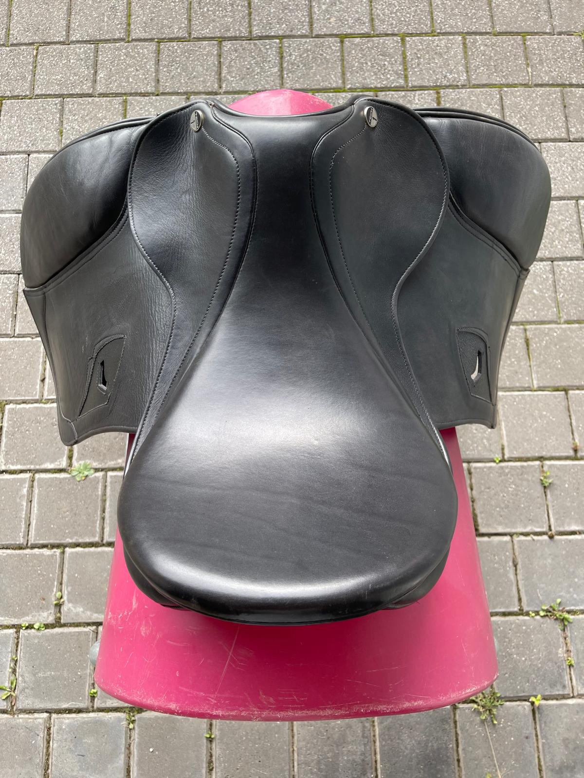 Tech 1 Dressursattel schwarz 17, Pferdesattel Shop
