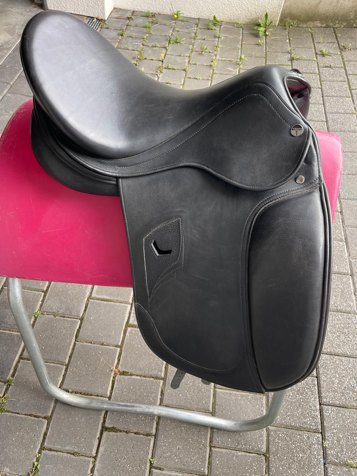 Tech 1 Dressursattel schwarz 17, Pferdesattel Shop