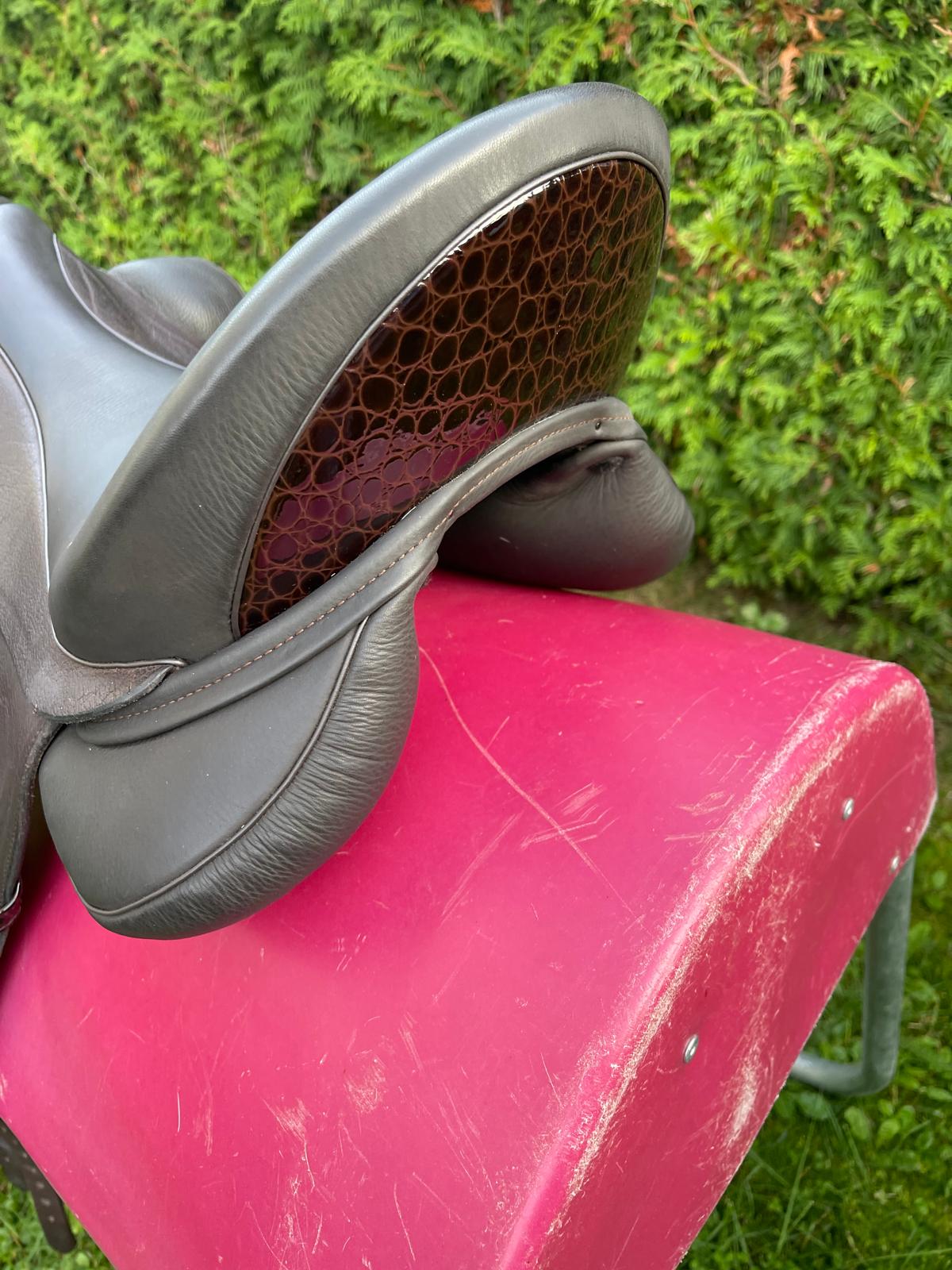 Sommer Novalis 17,5" mocca Kroko Lack Dressursattel [NEU], Pferdesattel Shop