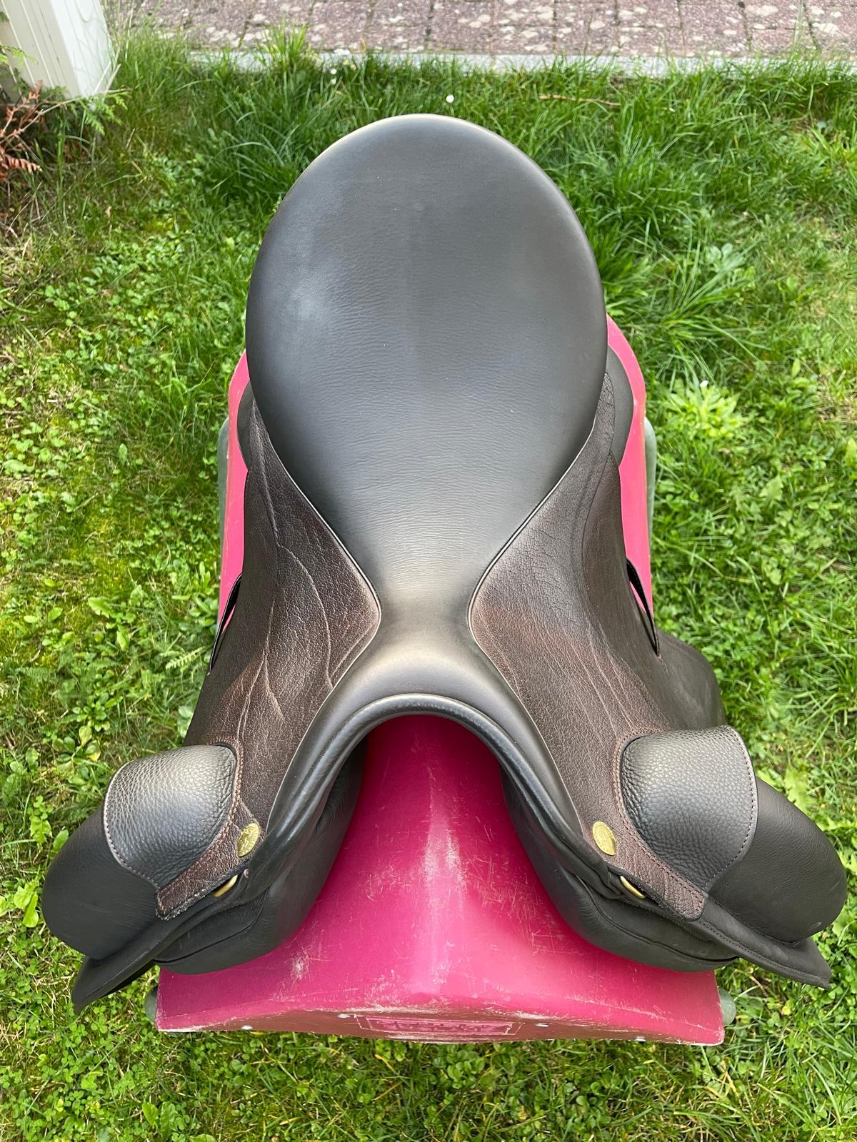 Sommer Novalis 17,5" mocca Kroko Lack Dressursattel [NEU], Pferdesattel Shop