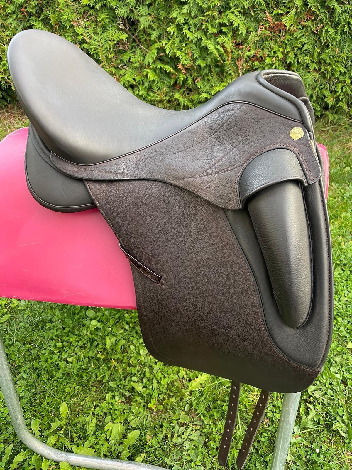 Sommer Novalis 17,5" mocca Kroko Lack Dressursattel [NEU], Pferdesattel Shop