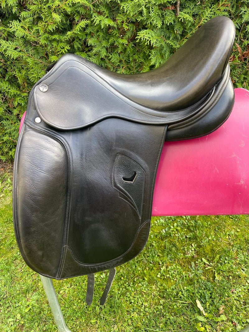 Tech 1 Dressursattel 17"  schwarz