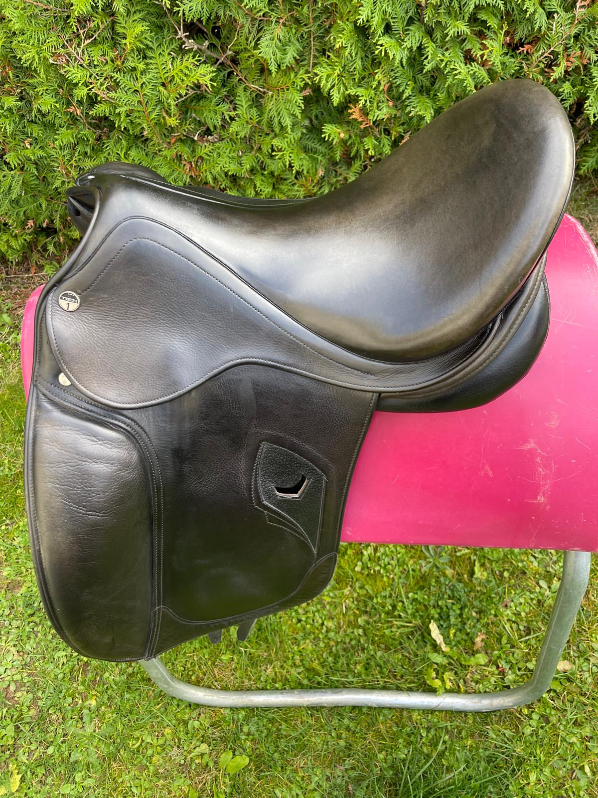 Tech 1 Dressursattel 17"  schwarz, Pferdesattel Shop