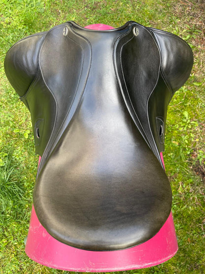 Tech 1 Dressursattel 17"  schwarz, Pferdesattel Shop