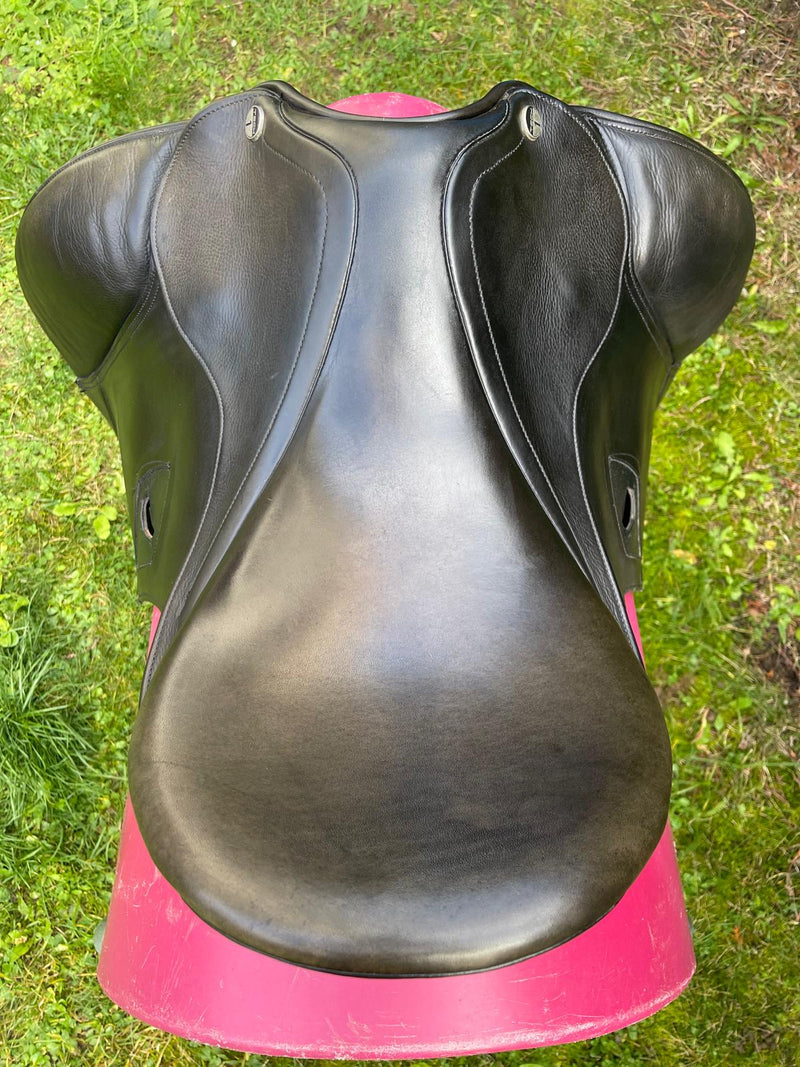 Tech 1 Dressursattel 17"  schwarz