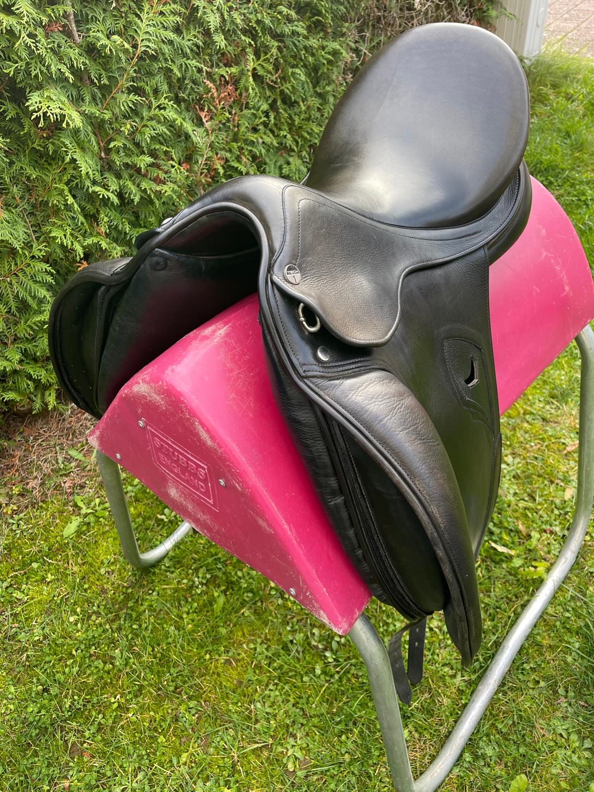 Tech 1 Dressursattel 17"  schwarz, Pferdesattel Shop