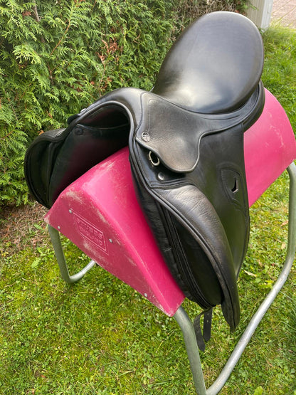 Tech 1 Dressursattel 17"  schwarz, Pferdesattel Shop