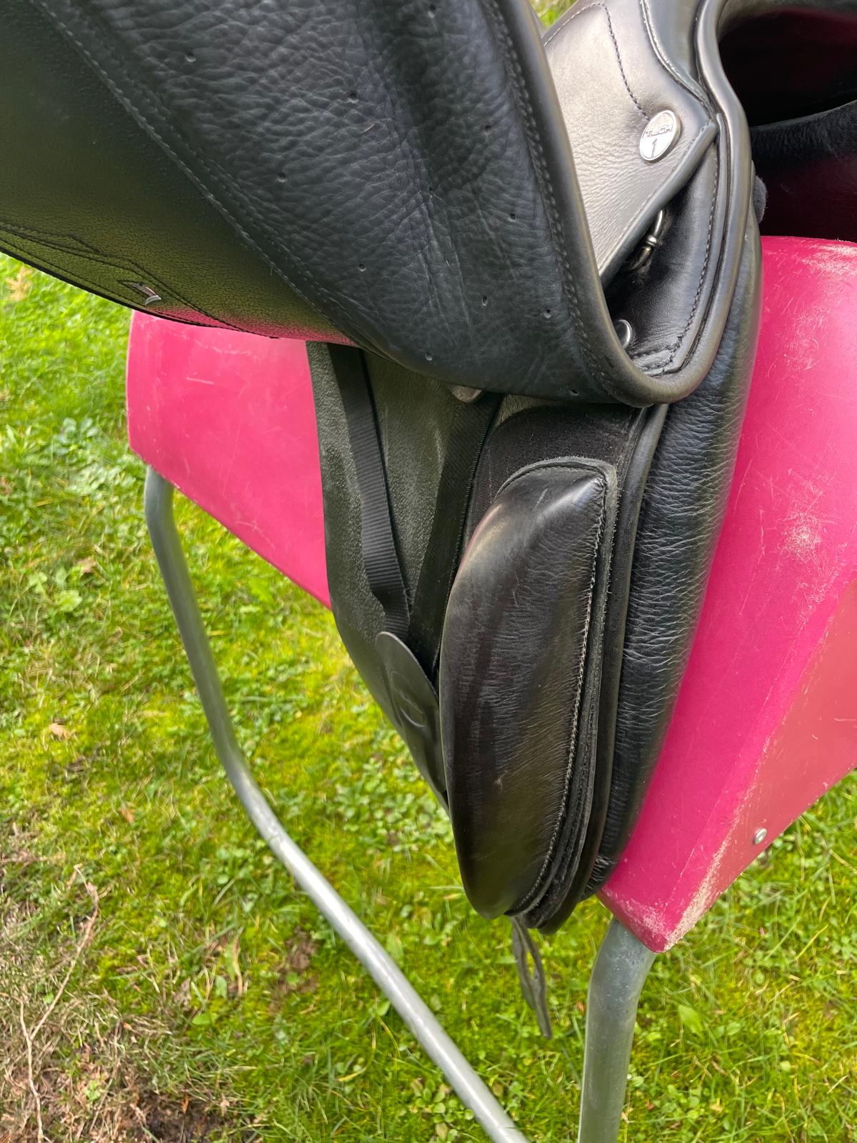 Tech 1 Dressursattel 17"  schwarz, Pferdesattel Shop