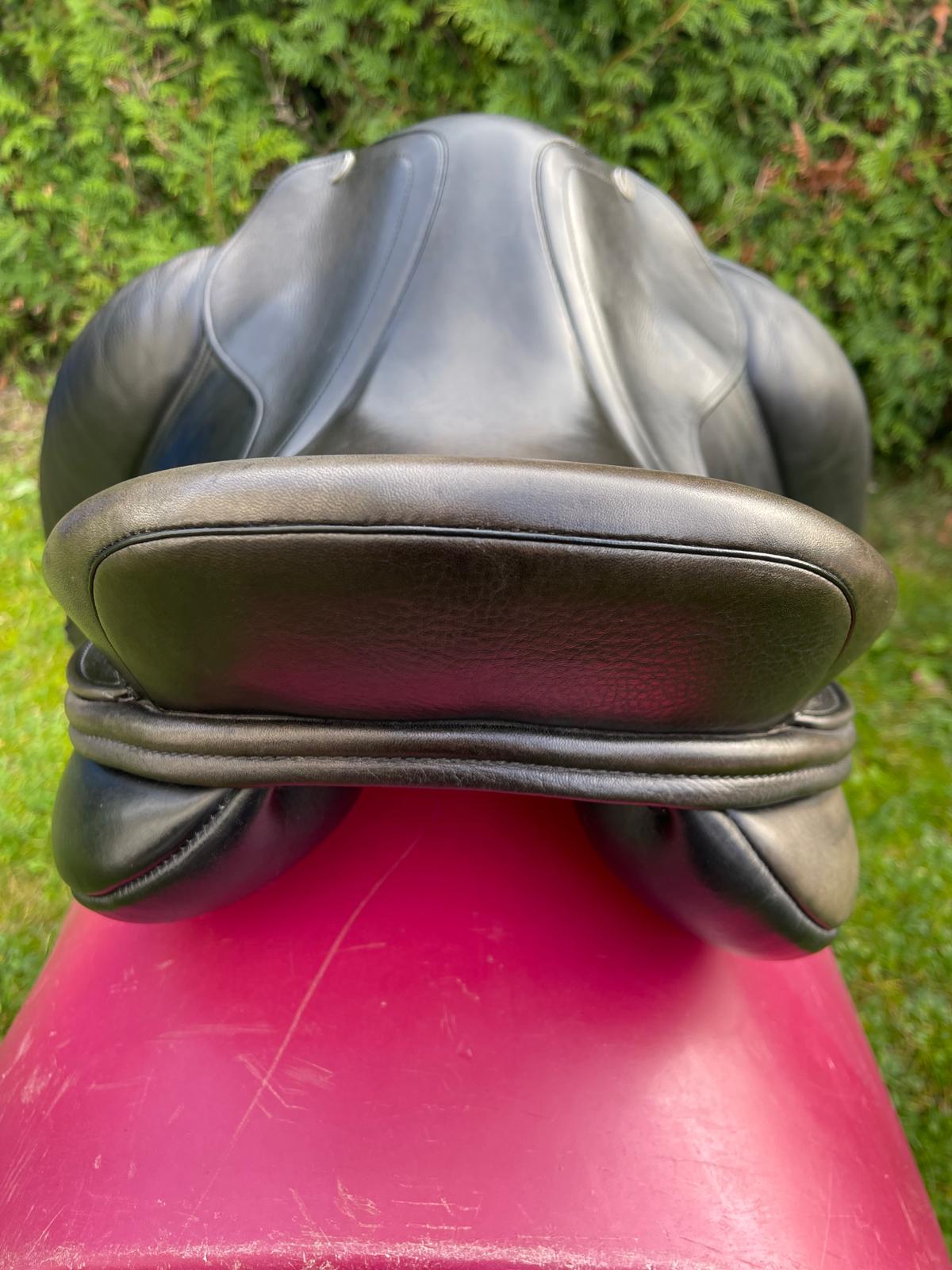 Tech 1 Dressursattel 17"  schwarz, Pferdesattel Shop