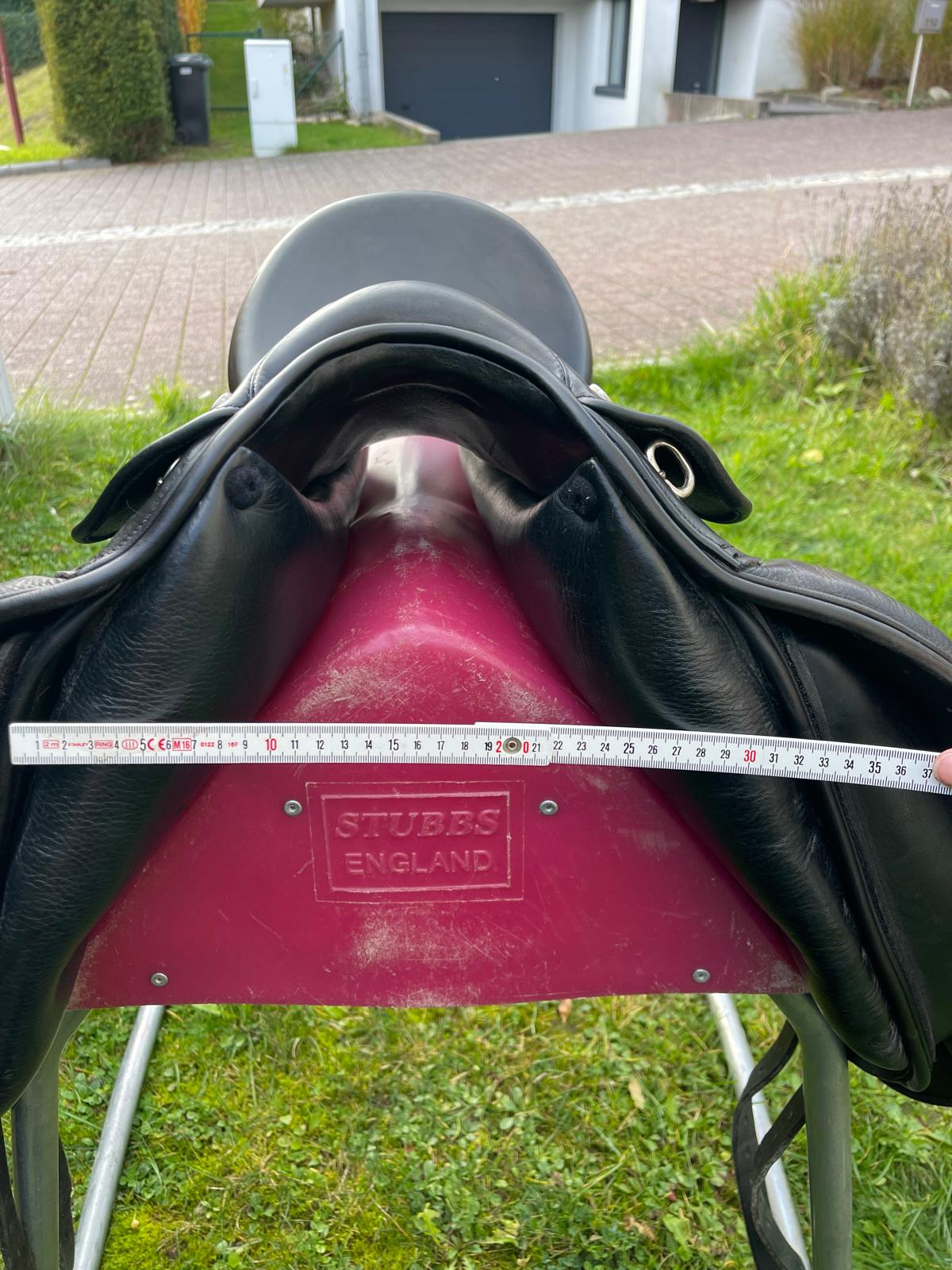 Tech 1 Dressursattel 17"  schwarz, Pferdesattel Shop