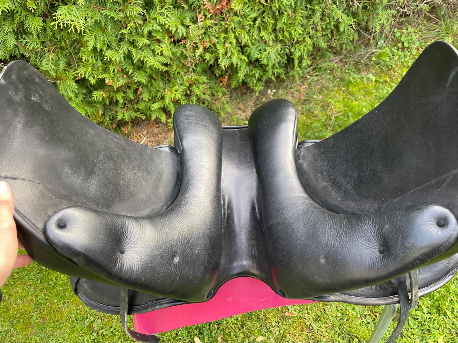 Tech 1 Dressursattel 17"  schwarz, Pferdesattel Shop