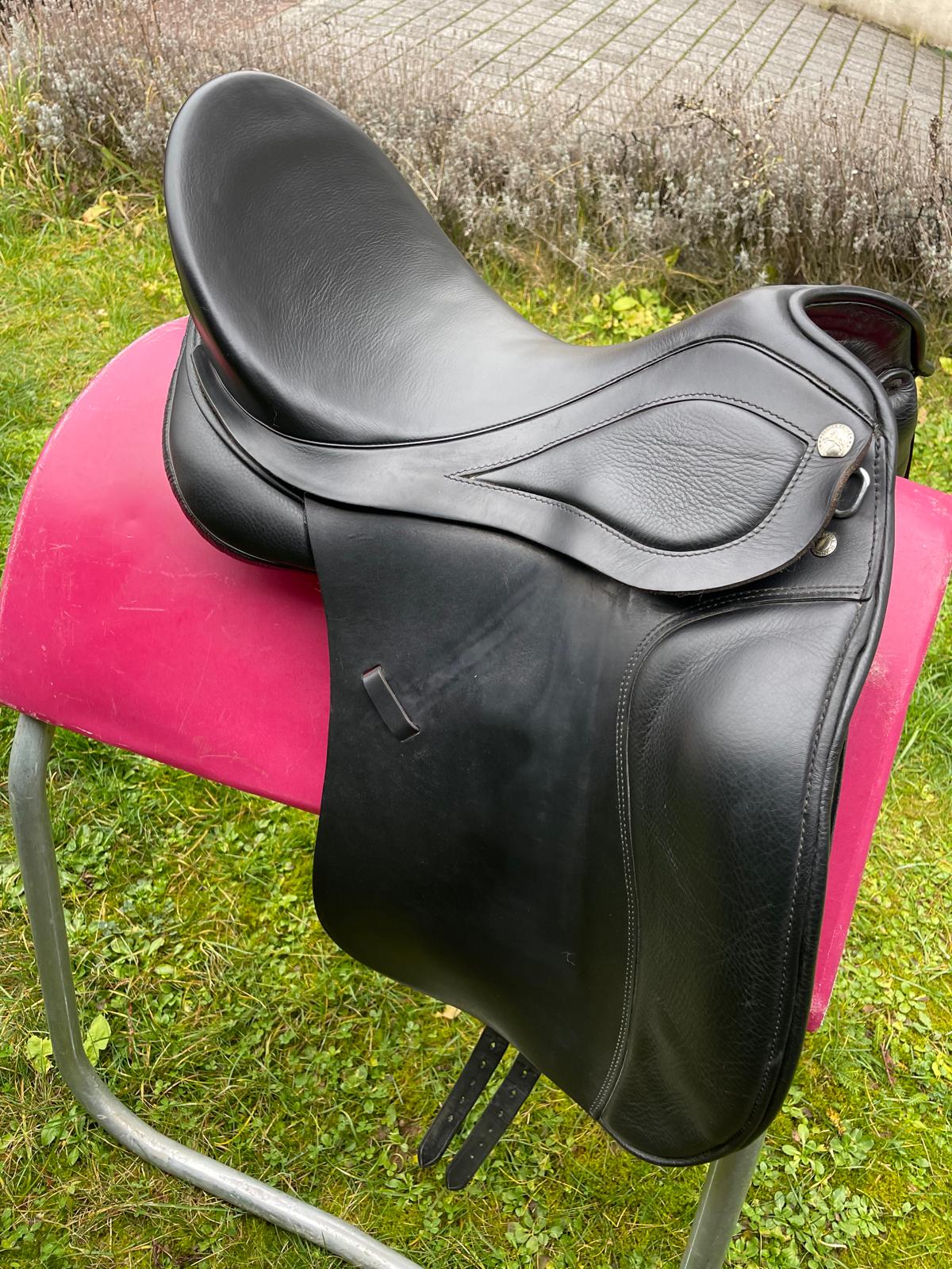 Sommer Diplomat WKE 17,5" schwarz Dressursattel, Pferdesattel Shop