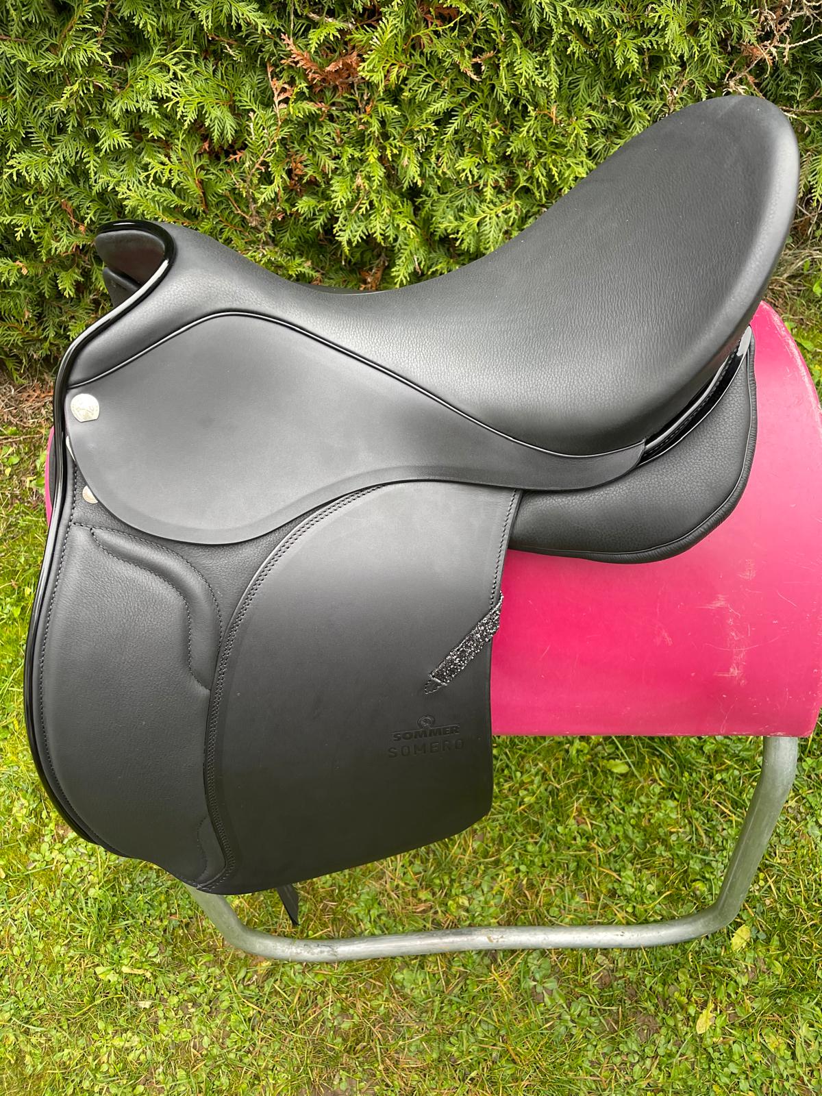 Sommer Somero Classic DS "Galaxy 999" 18" Schwarz Dressursattel [NEU], Pferdesattel Shop
