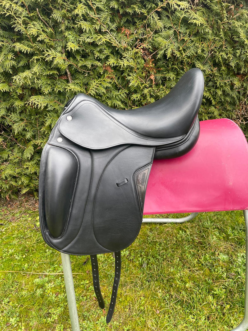 Equiline Contest Dressursattel 17" schwarz