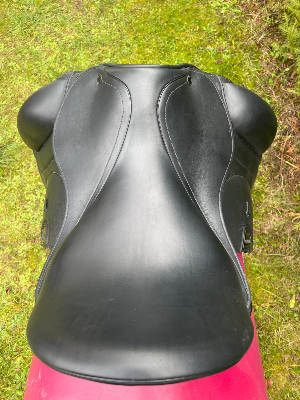 Equiline Contest Dressursattel 17" schwarz, Pferdesattel Shop