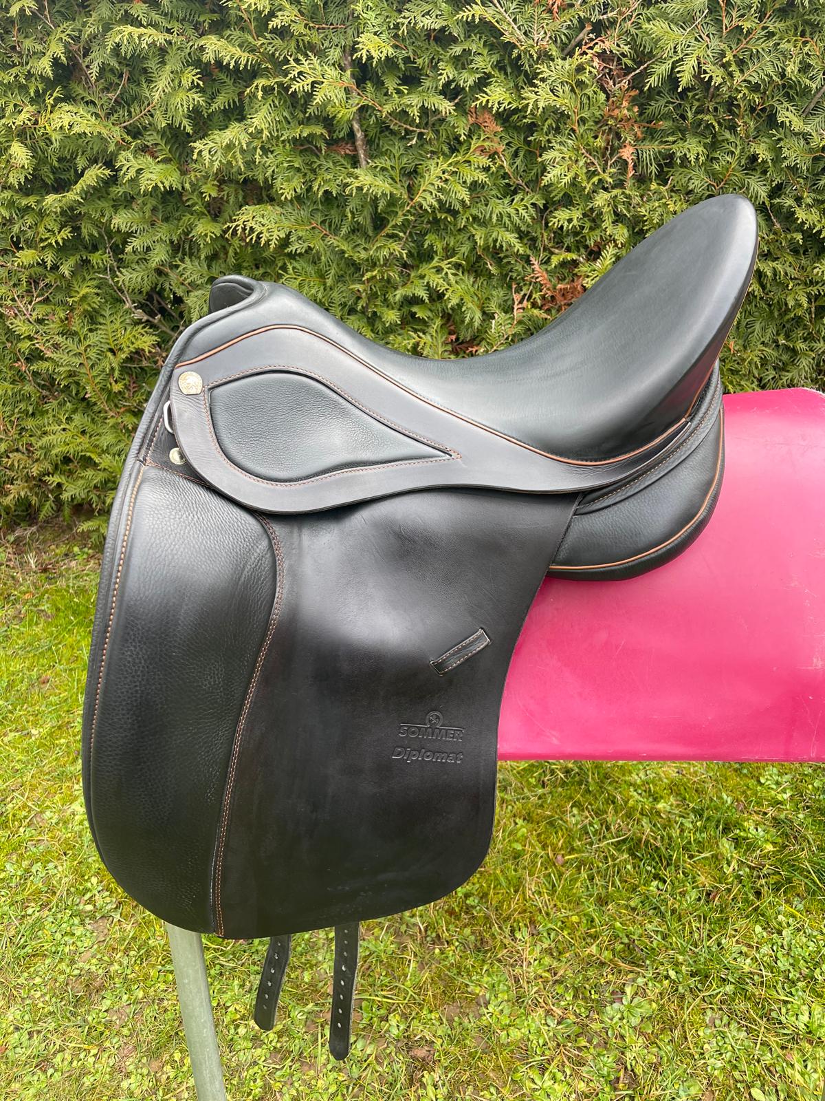 Sommer Diplomat DS  17,5" schwarz, Keder/Nähte Cognac Dressursattel, Pferdesattel Shop