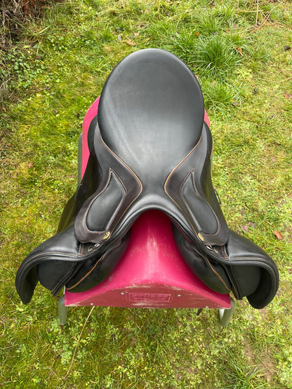 Sommer Diplomat DS  17,5" schwarz, Keder/Nähte Cognac Dressursattel, Pferdesattel Shop