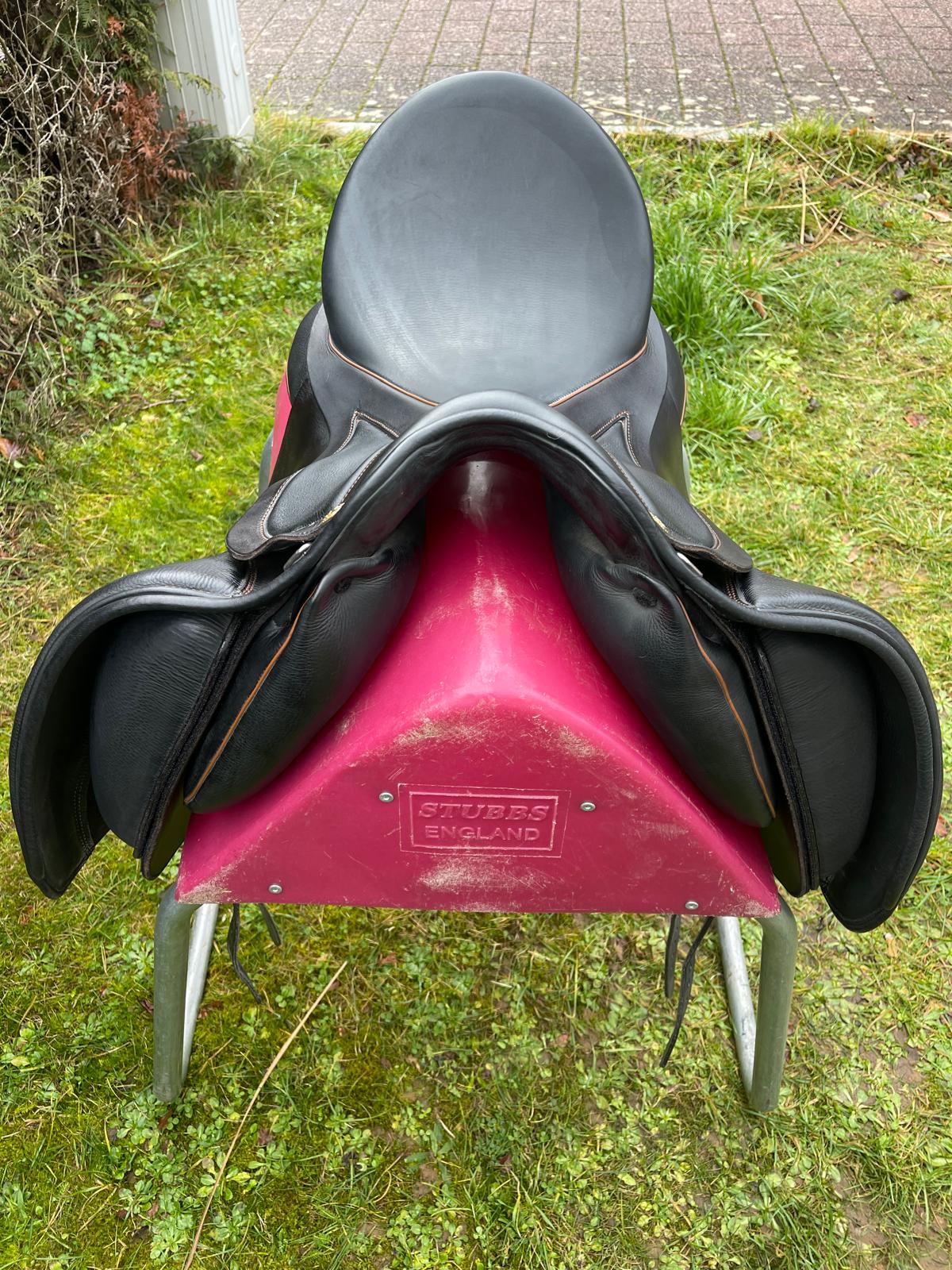 Sommer Diplomat DS  17,5" schwarz, Keder/Nähte Cognac Dressursattel, Pferdesattel Shop