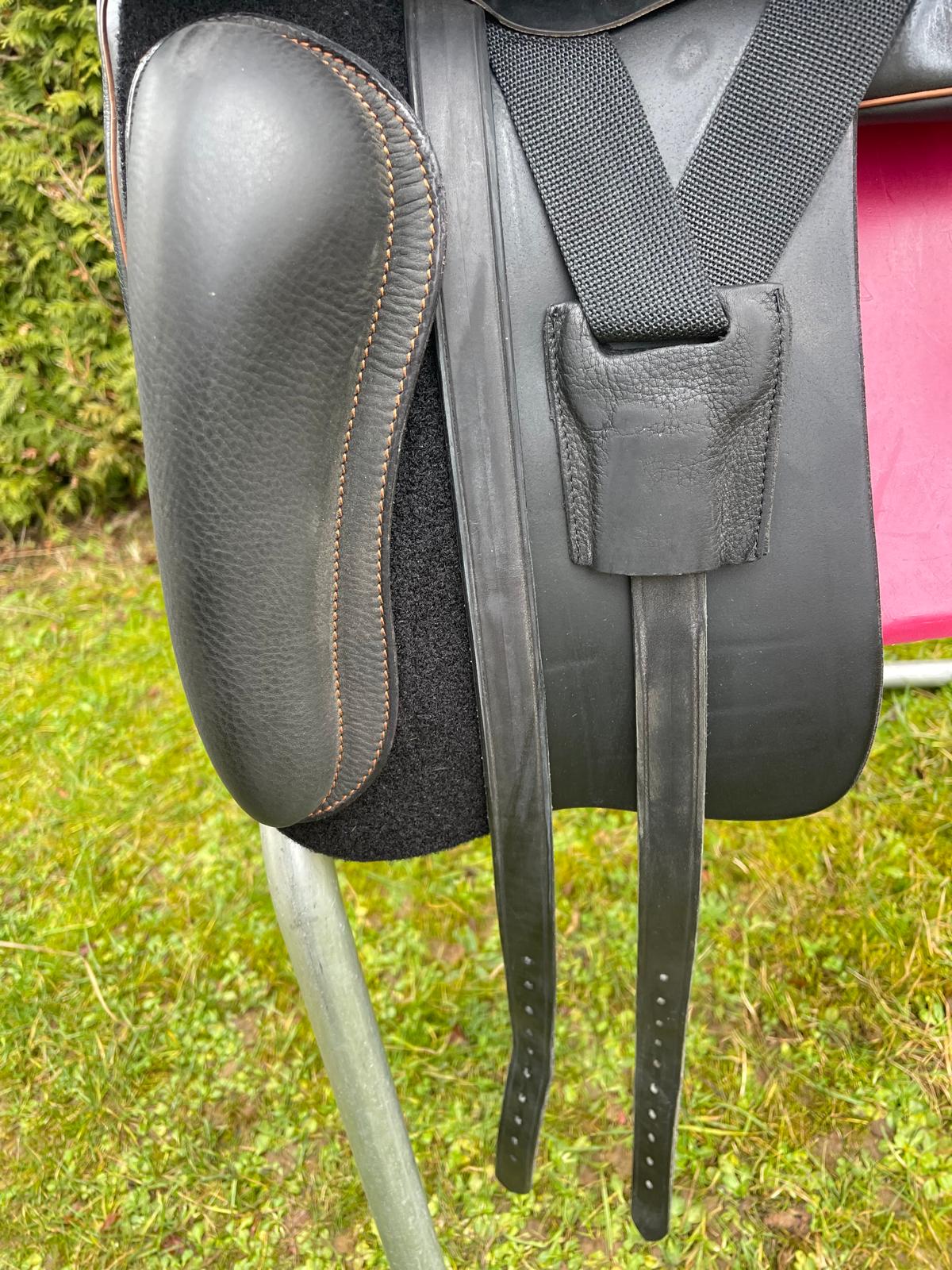 Sommer Diplomat DS  17,5" schwarz, Keder/Nähte Cognac Dressursattel, Pferdesattel Shop