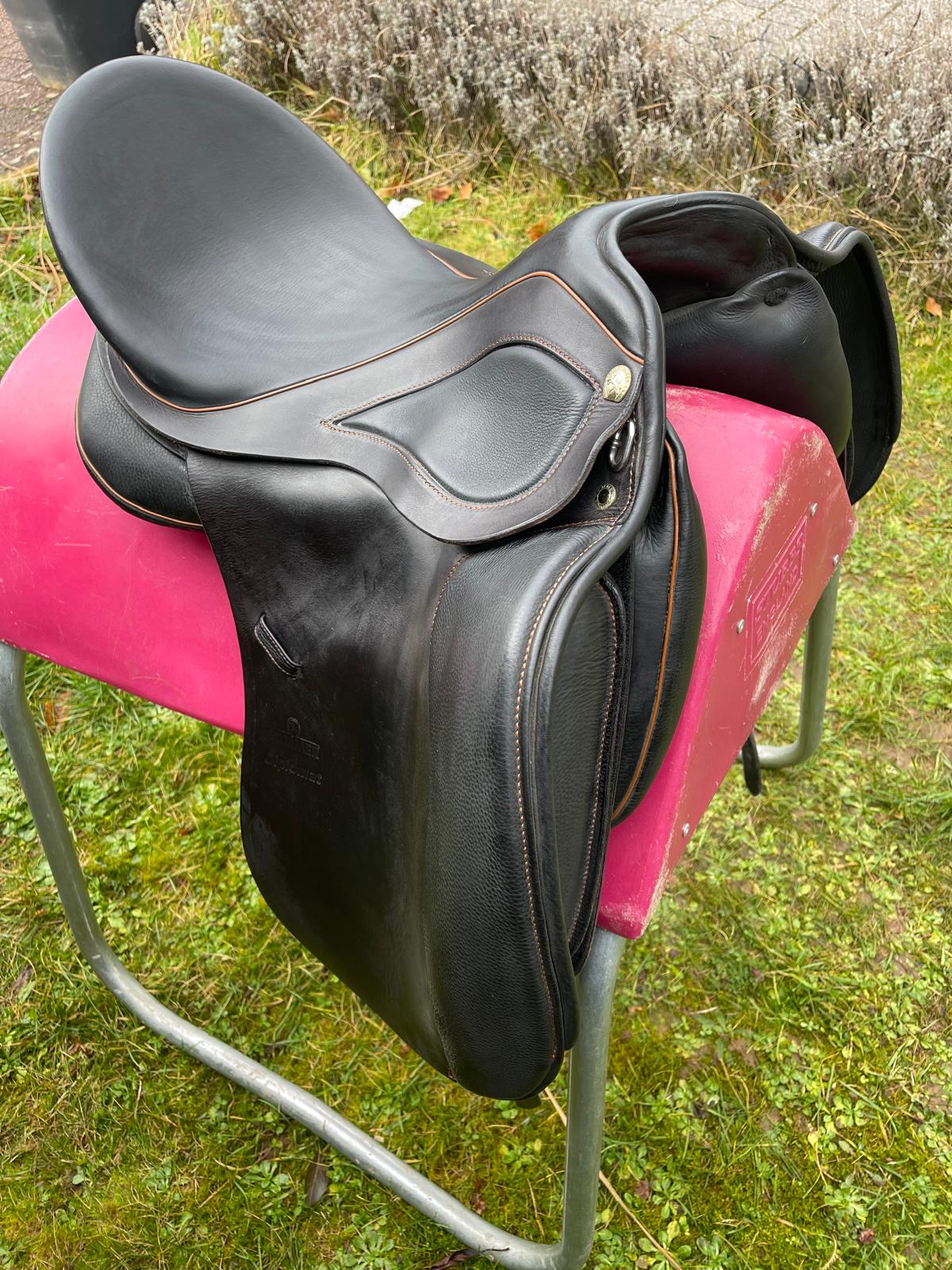 Sommer Diplomat DS  17,5" schwarz, Keder/Nähte Cognac Dressursattel, Pferdesattel Shop