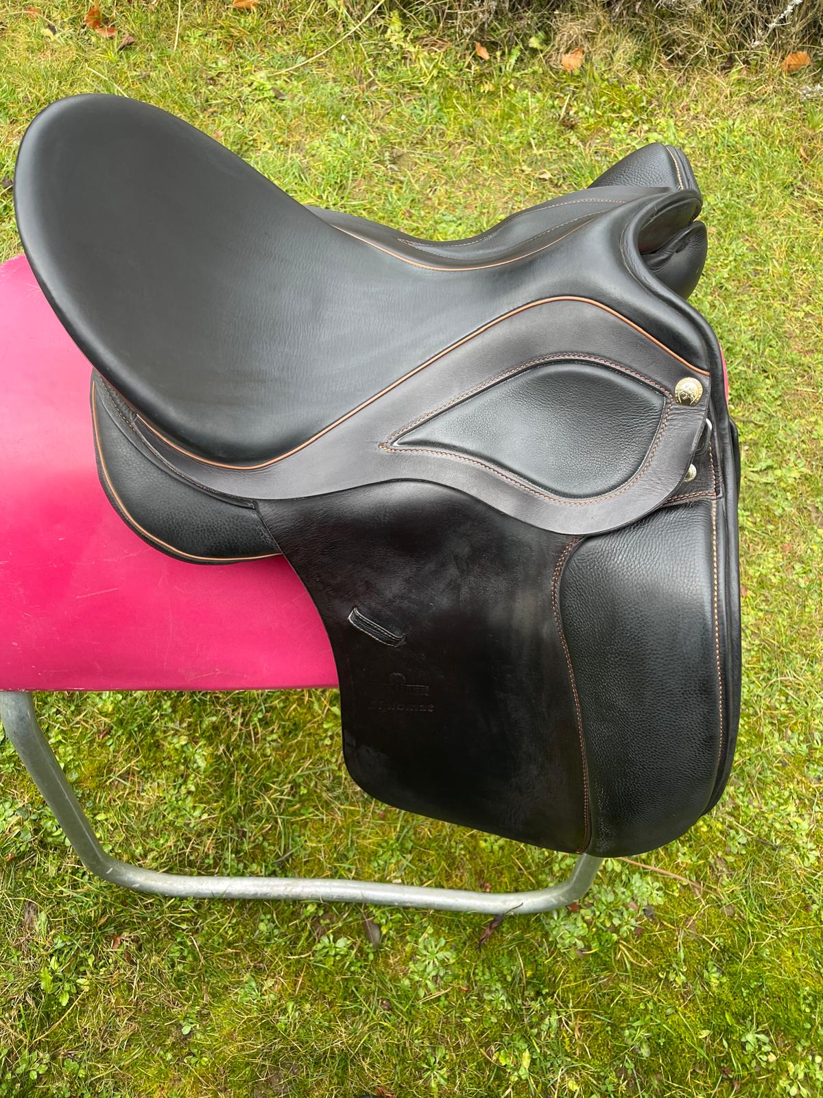 Sommer Diplomat DS  17,5" schwarz, Keder/Nähte Cognac Dressursattel, Pferdesattel Shop