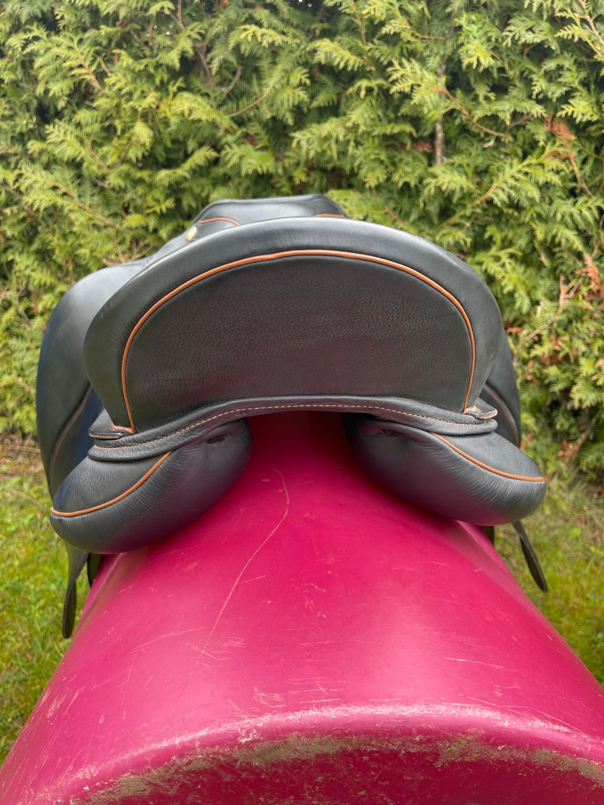 Sommer Diplomat DS  17,5" schwarz, Keder/Nähte Cognac Dressursattel, Pferdesattel Shop