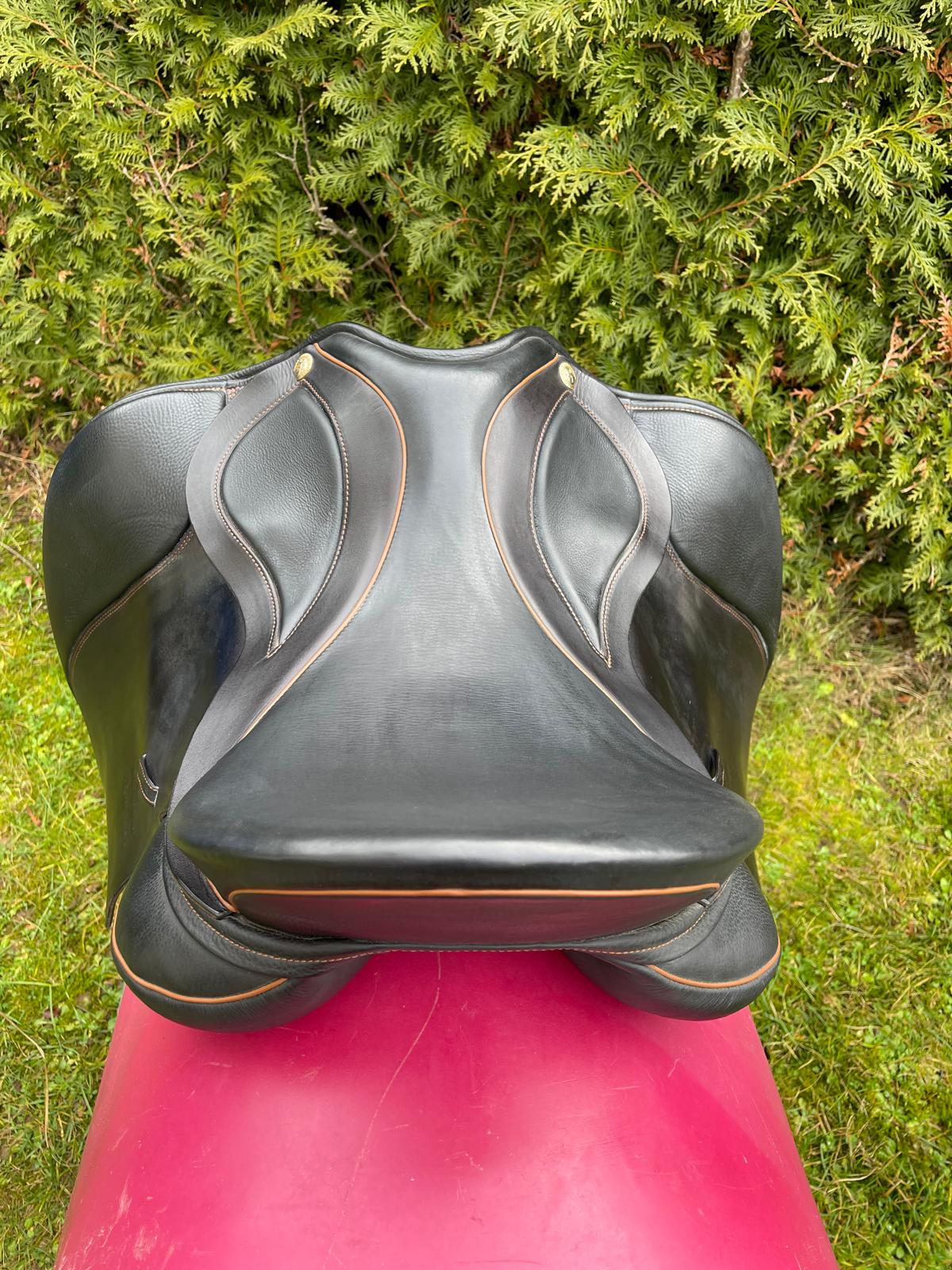 Sommer Diplomat DS  17,5" schwarz, Keder/Nähte Cognac Dressursattel, Pferdesattel Shop