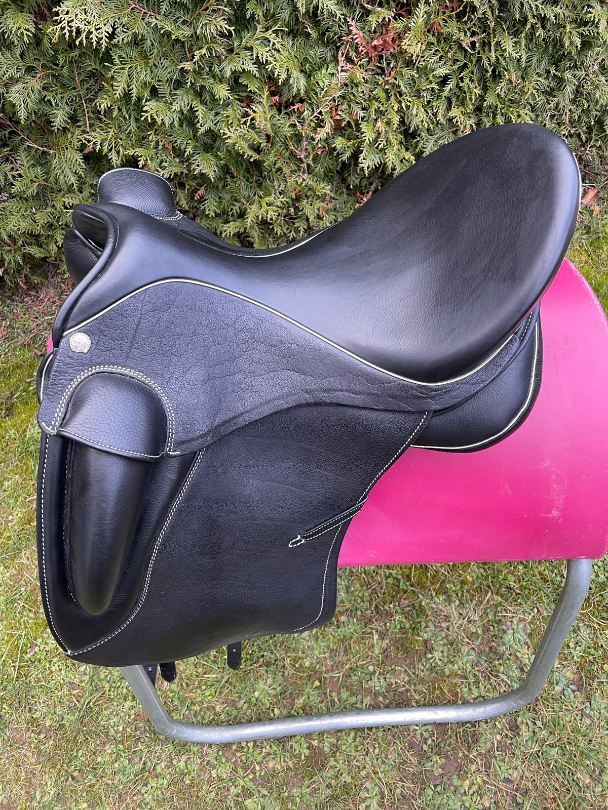 Sommer Novalis  "Galaxy Super 321"  18" schwarz [NEU]; Pferdesattel Shop