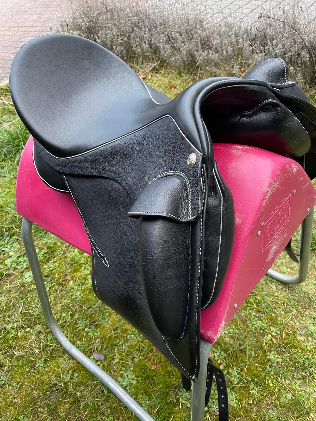 Sommer Novalis  "Galaxy Super 321"  18" schwarz [NEU]; Pferdesattel Shop