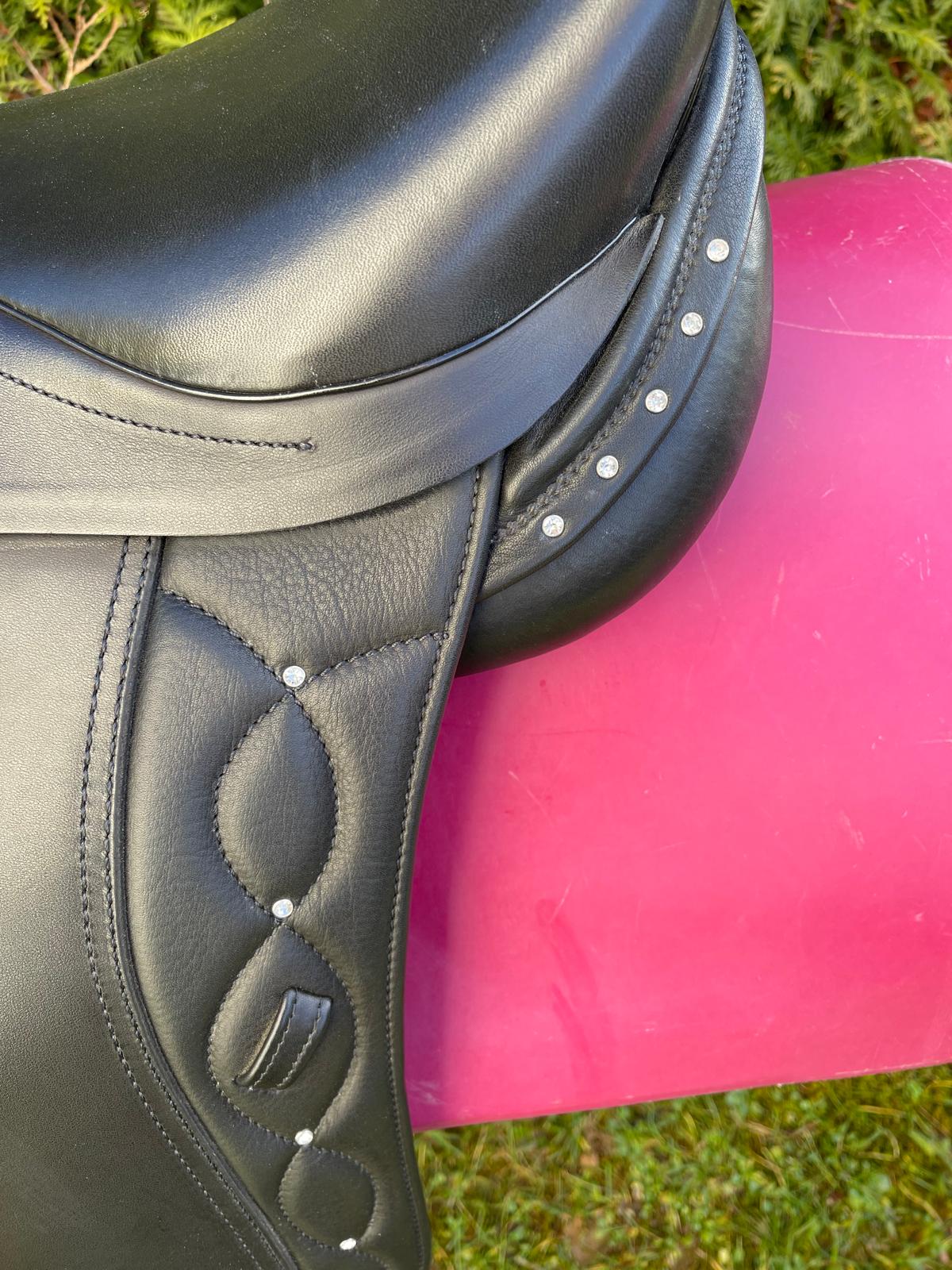 Velicea Onyx 17" schwarz Dressursattel, Pferdesattel Shop