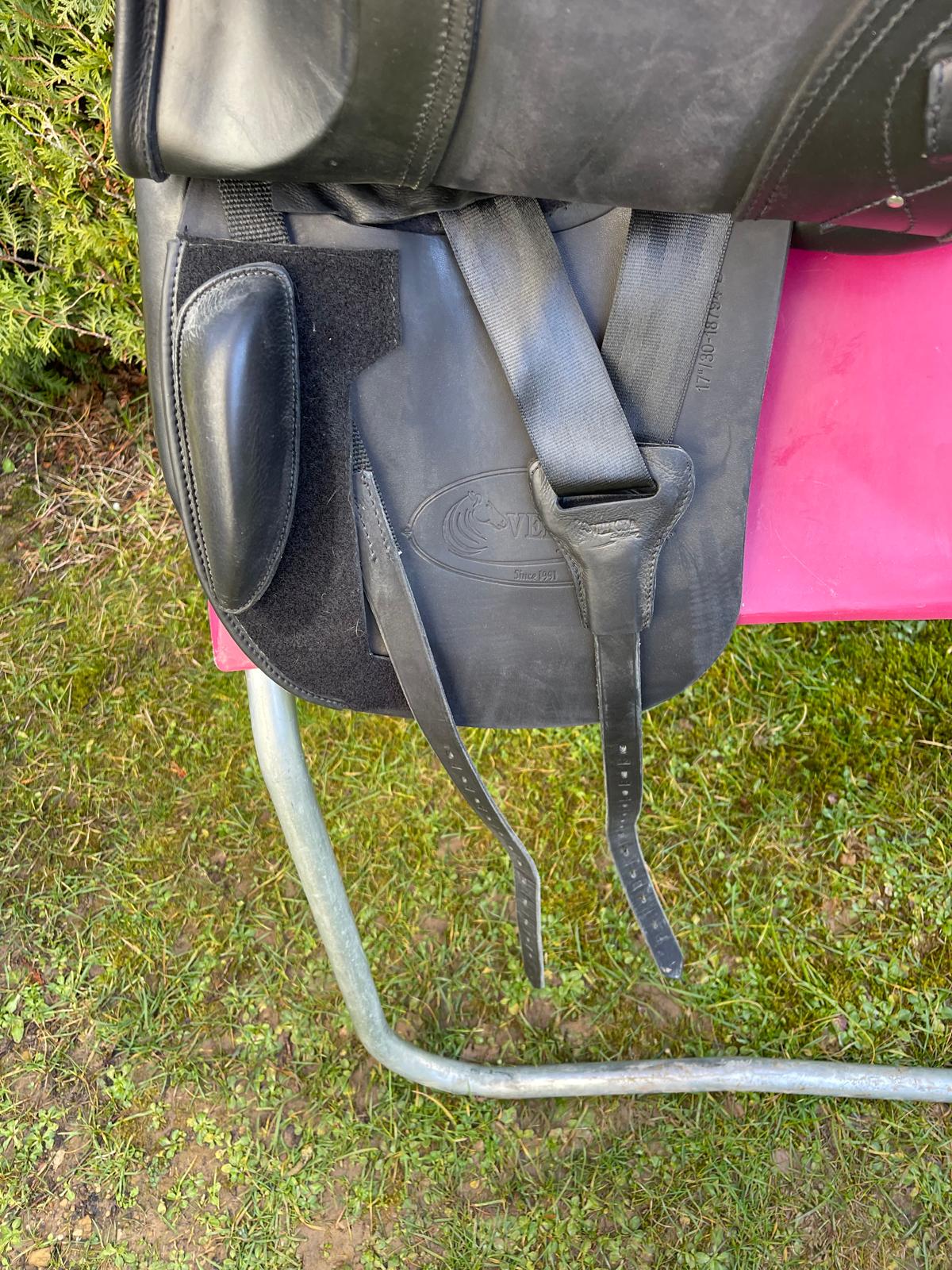 Velicea Onyx 17" schwarz Dressursattel, Pferdesattel Shop