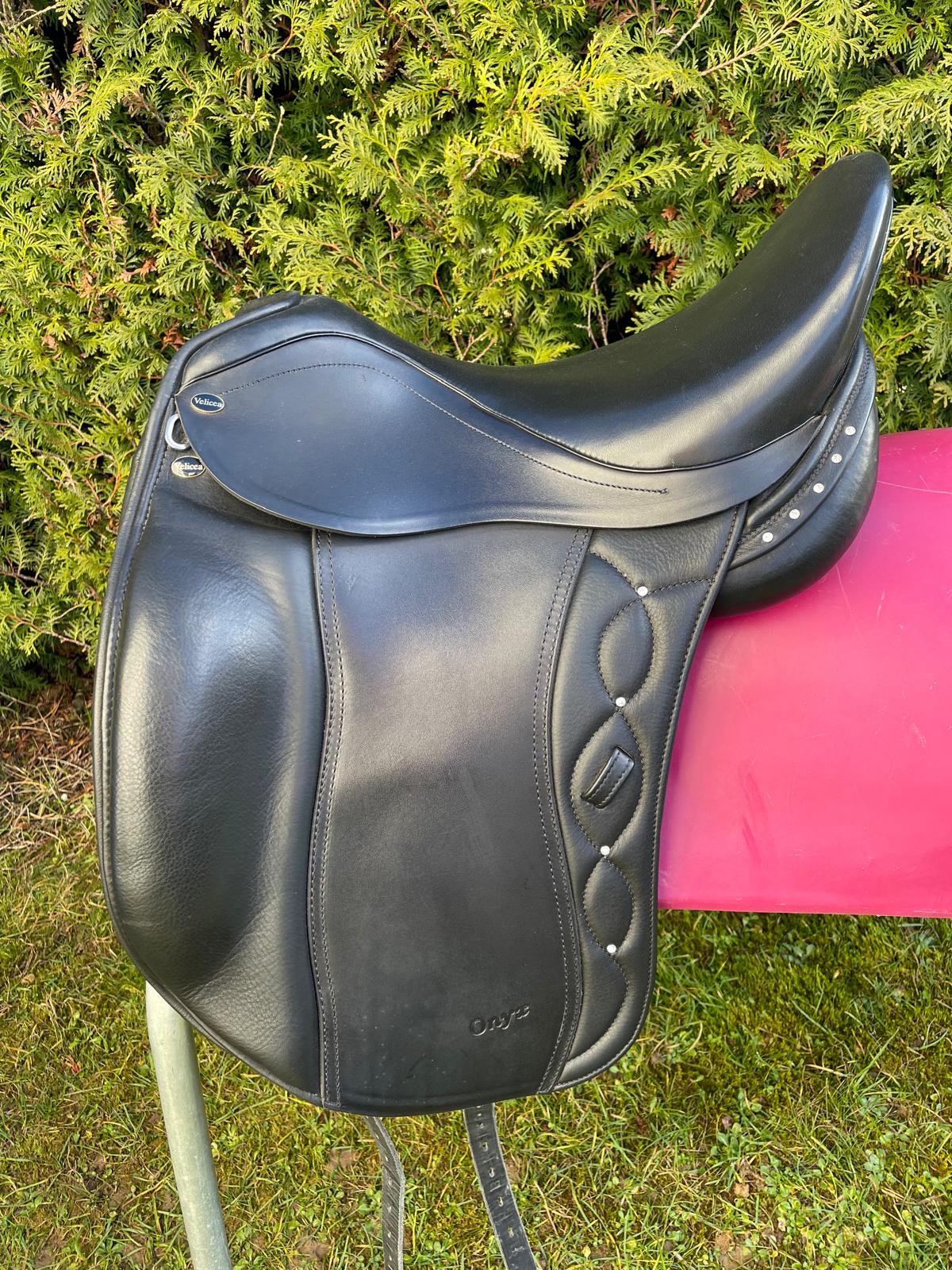 Velicea Onyx 17" schwarz Dressursattel, Pferdesattel Shop 