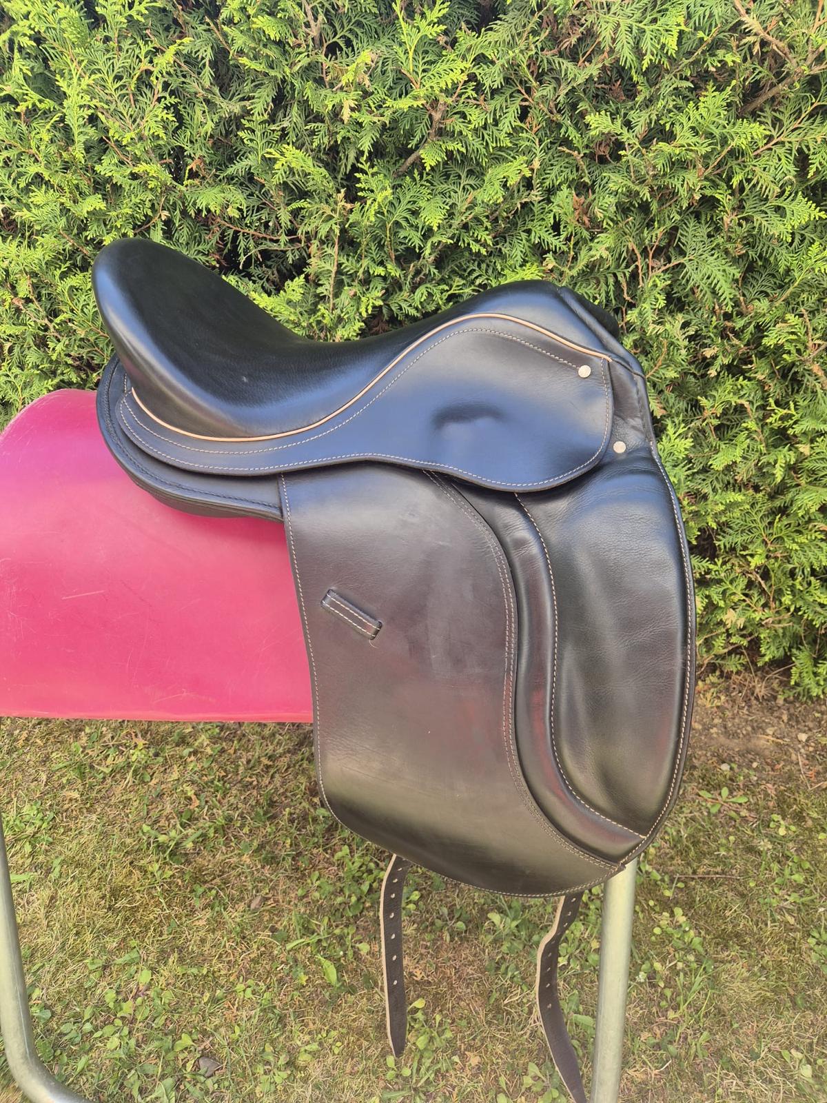 Sattelglück Florestan ll 17,5" schwarz Dressursattel, Pferdesattel Shop
