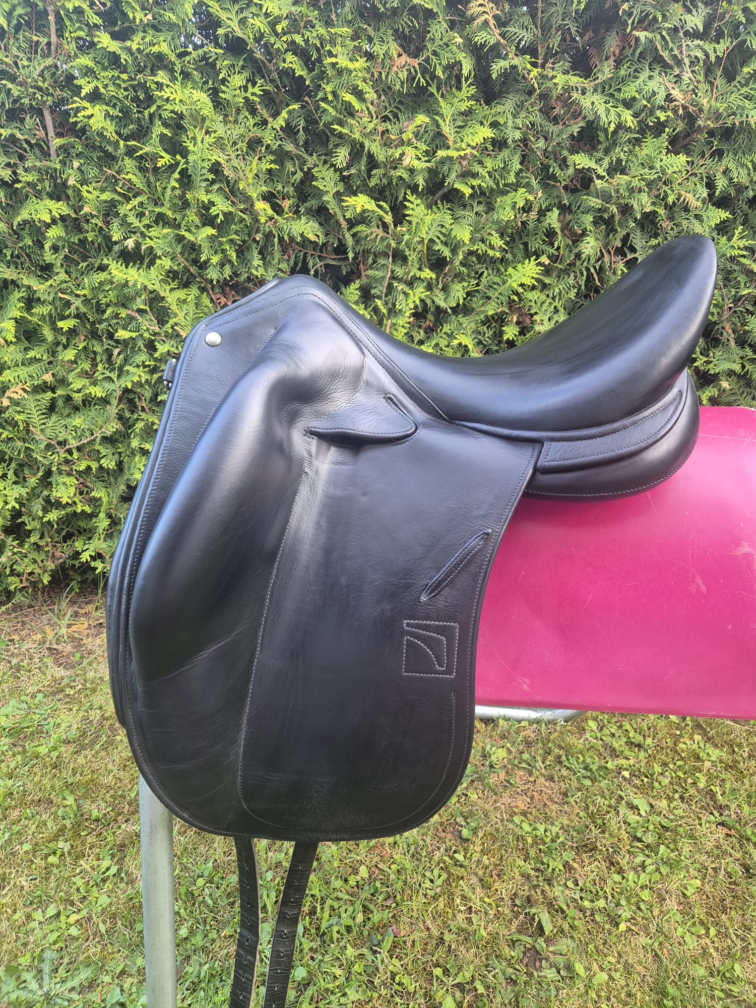 Childeric DPL 17,5" Schwarz Dressursattel, Pferdesattel Shop
