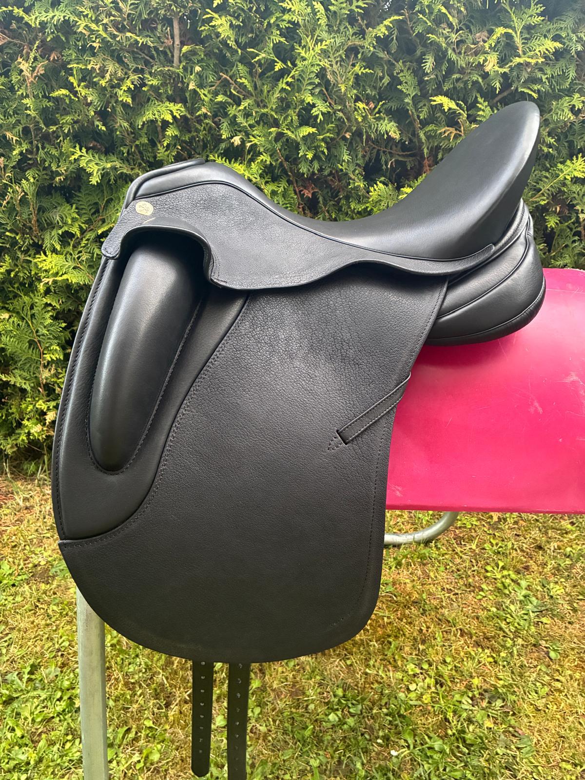 Sommer Novalis  "Lack"  17,5" schwarz [NEU] Pferdesattel Shop