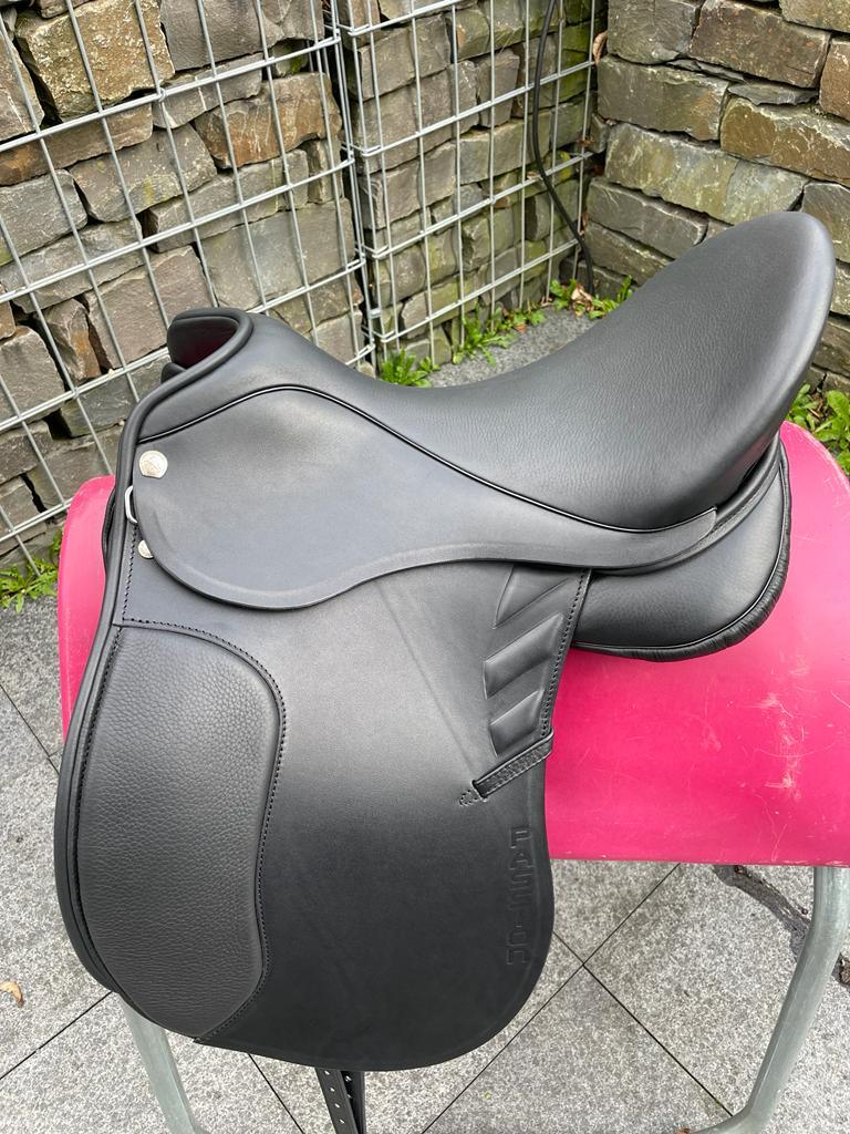 Sommer Passion 17,5" Schwarz Lack Dressursattel [NEU]