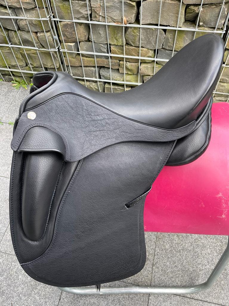 Sommer Novalis 17,5" Schwarz Dressursattel Kroko Lack [NEU]