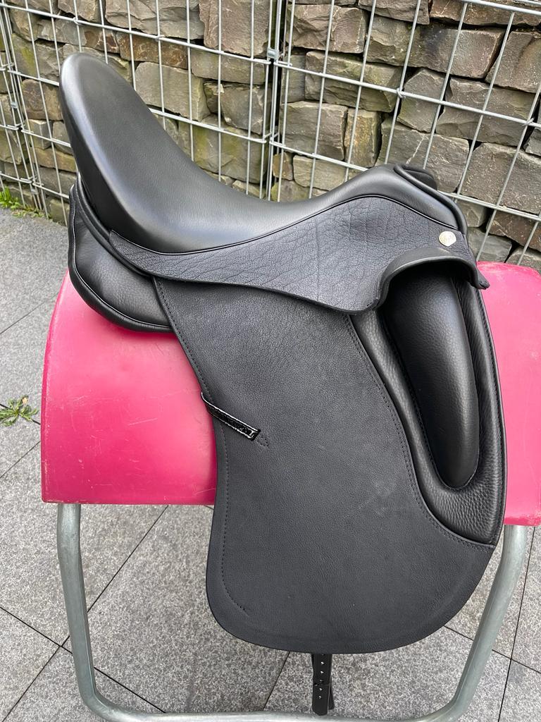 Sommer Novalis 17,5" Schwarz Dressursattel Kroko Lack [NEU]