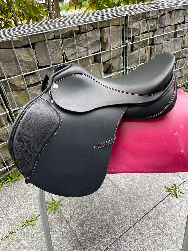 Sommer Platinium schwarzer Springsattel 17,5" [NEU]
