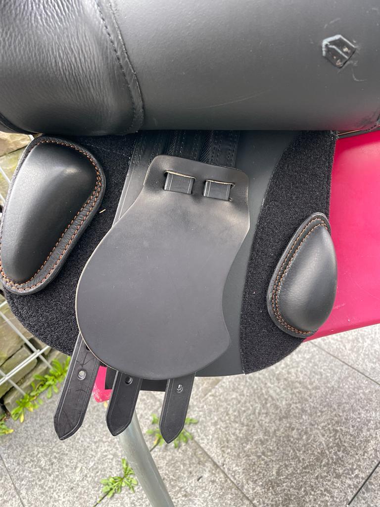 Sommer Platinium schwarzer Springsattel 17,5" [NEU]