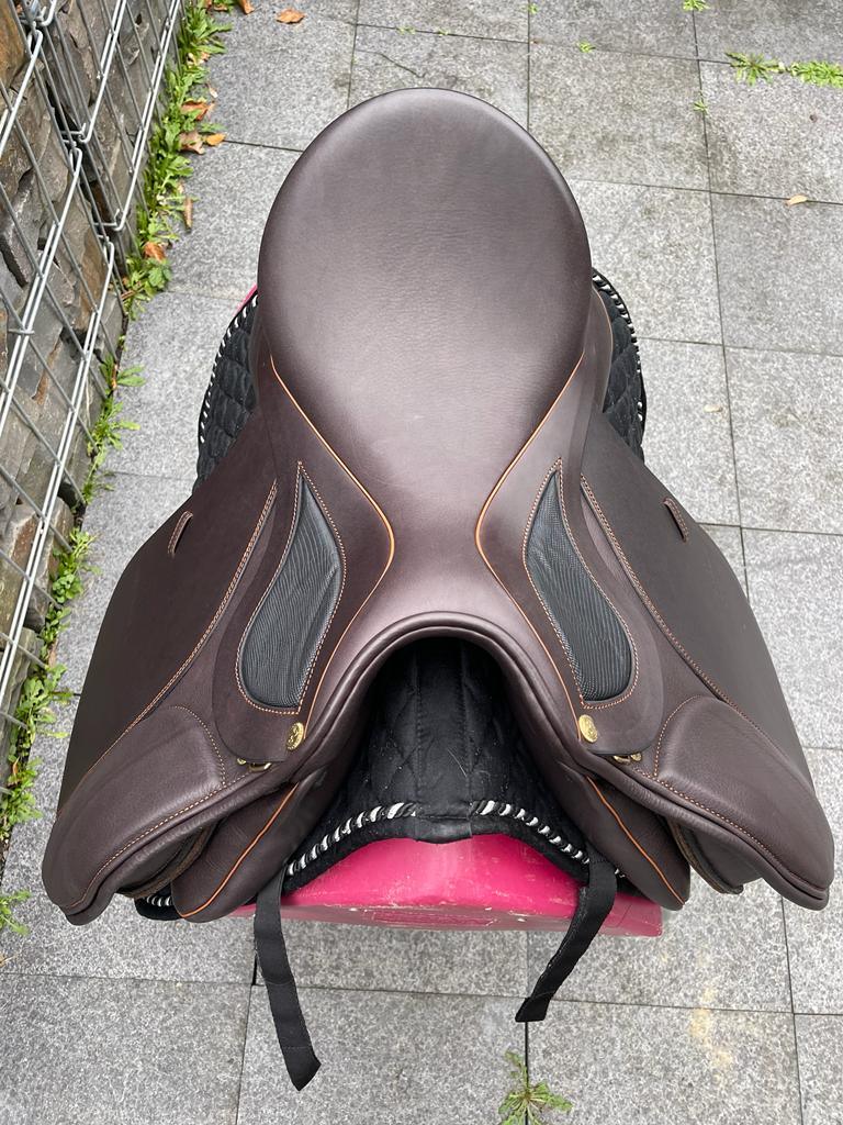 fahrradsattel cognac Sommer Diplomat VS 17,5" Mocca Keder/Nähte Cognac Vielseitigkeitssatte – Pferdesattel Shop